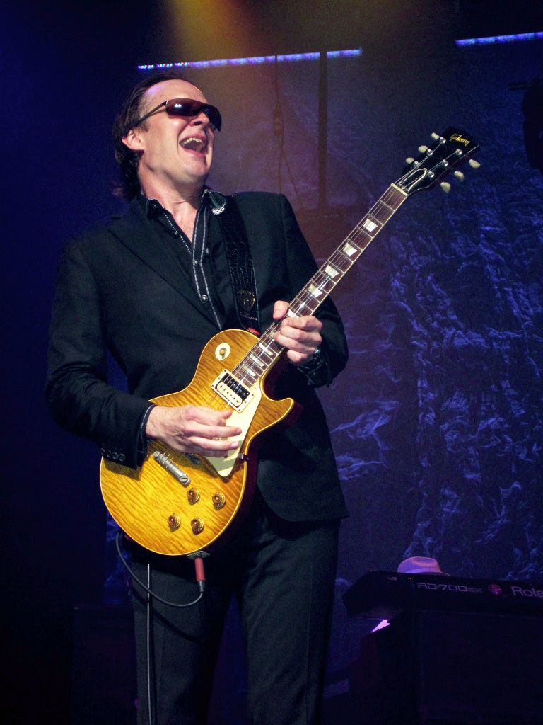 Joe Bonamassa Playing Les Paul